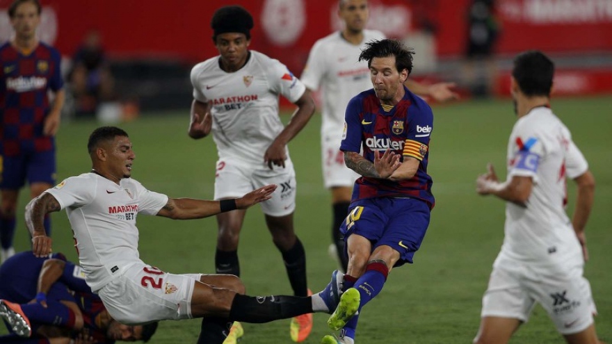  Messi “đánh nguội” cầu thủ Sevilla nhưng không bị thẻ