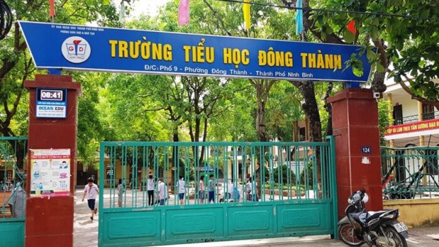 Bắt hiệu trưởng, hiệu phó bớt xén phần ăn của học sinh