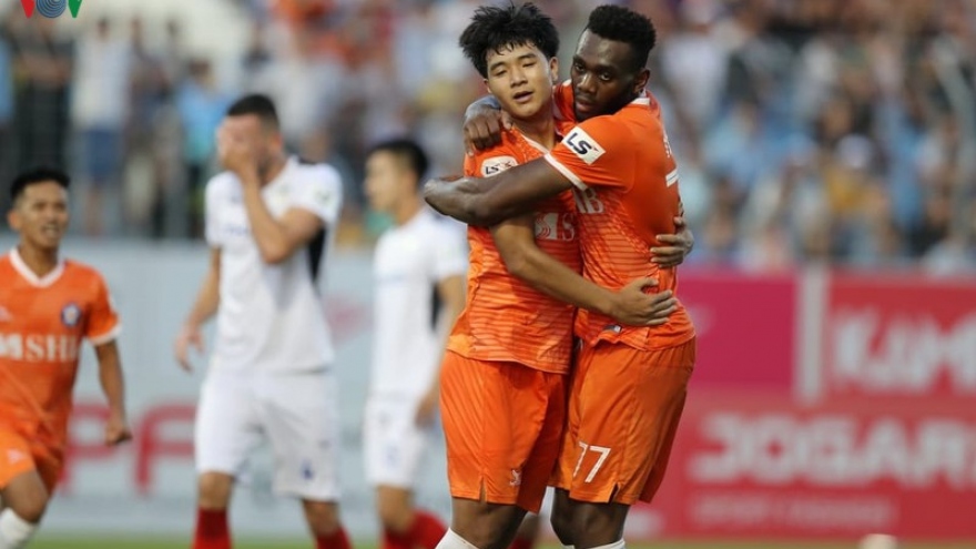 Hàng thủ HAGL “tặng quà” cho Đức Chinh có bàn đầu tiên ở V-League 2020