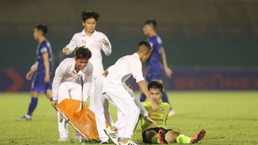 Chấn thương quá nửa đội hình, “bệnh viện” thu nhỏ Hà Nội FC câu giờ để làm gì?
