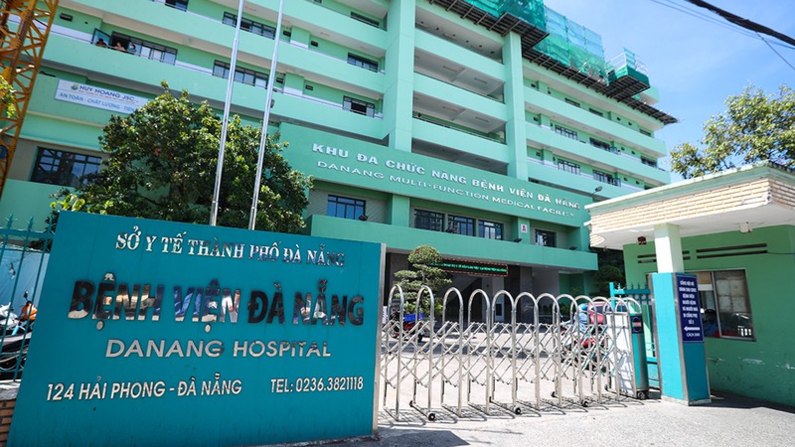 Bác sĩ, nhân viên y tế tất tả mang đồ dùng vào viện... cách ly