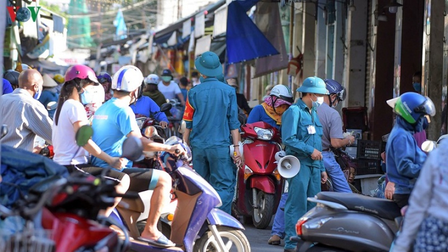 COVID-19: Da Nang residents rush to markets to hoard food