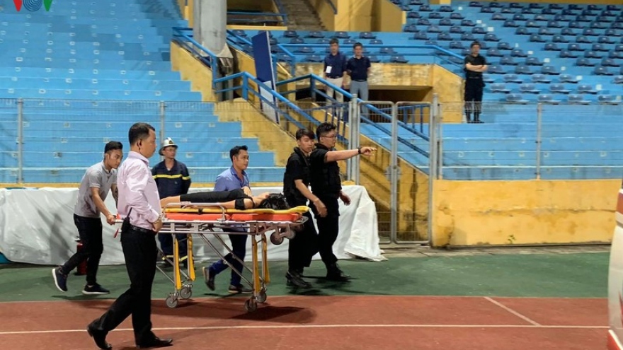 Một CĐV nữ bị ngất ở trận Hà Nội FC - Sài Gòn FC phải lên xe cứu thương