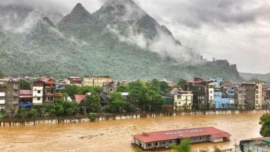 Hà Giang chìm trong biển nước, cảnh sát ngâm mình chuyển đồ giúp dân