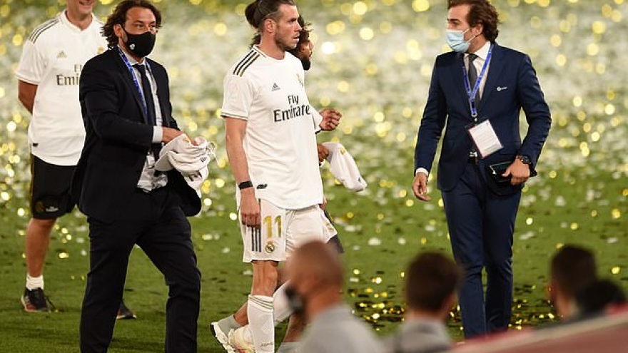 Gareth Bale “dửng dưng” nhìn đồng đội ở Real ăn mừng vô địch La Liga