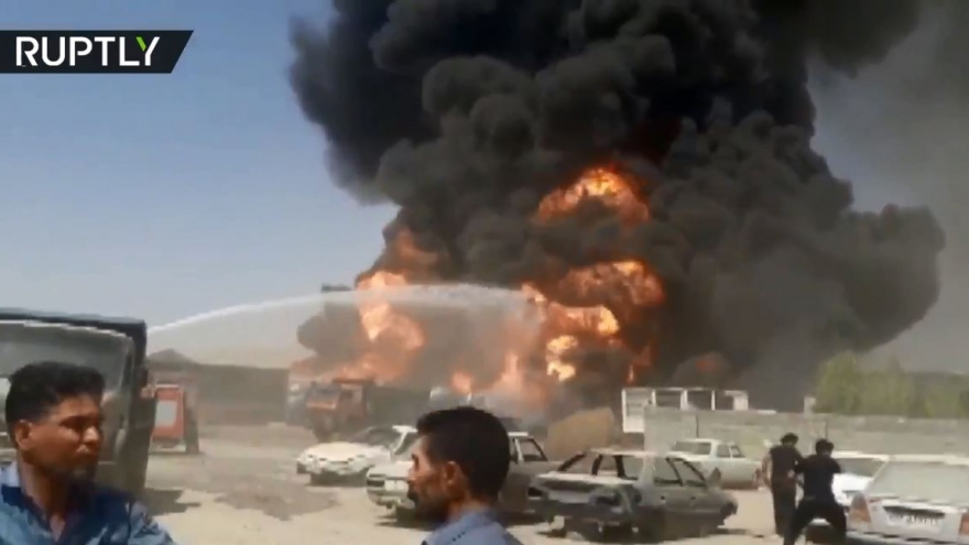 Sau các vụ nổ bí ẩn, 6 xe nhiên liệu của Iran lại bốc cháy ngùn ngụt