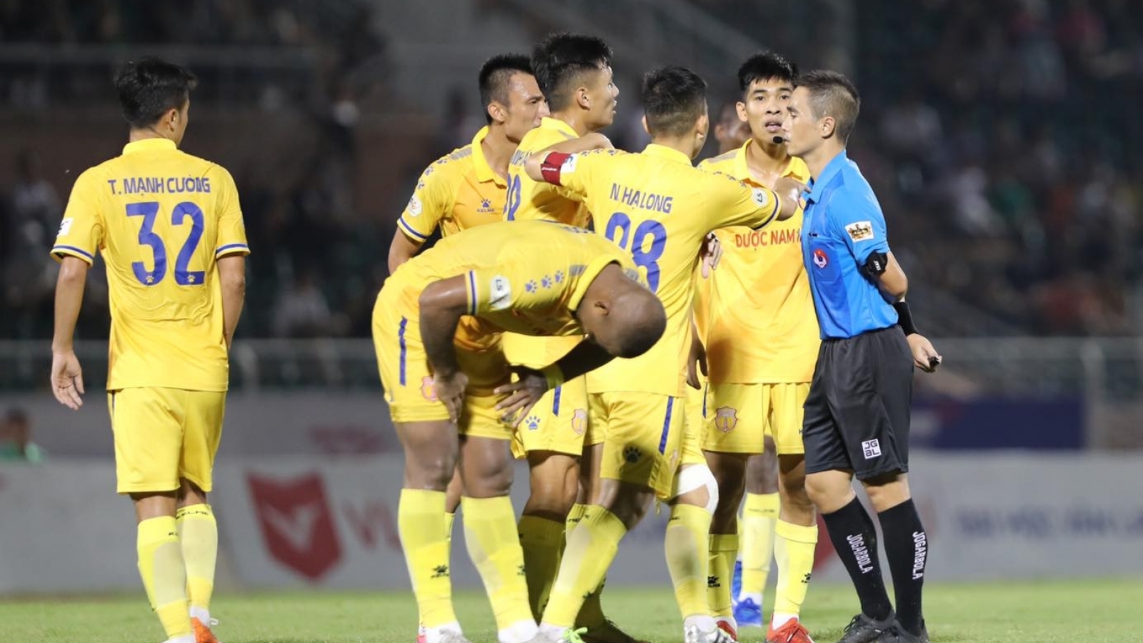 GĐKT Văn Sỹ: Trưởng ban trọng tài Dương Văn Hiền còn liêm sỉ nên nghỉ
