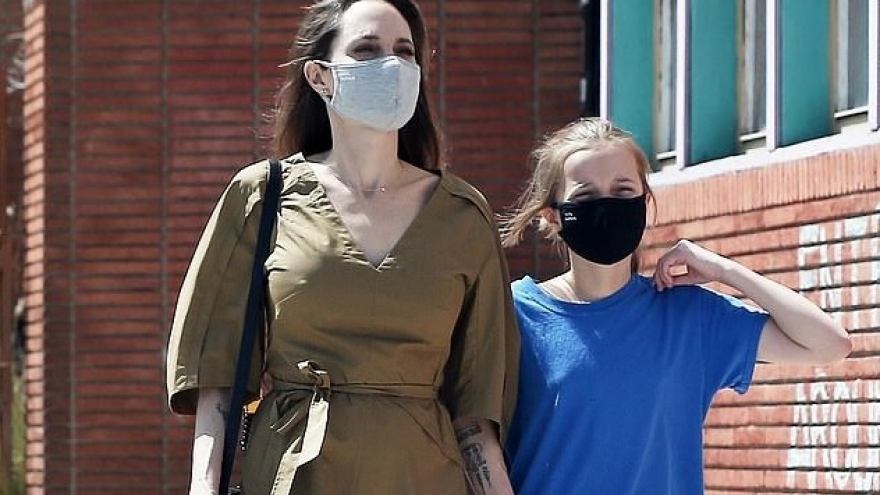 Angelina Jolie lấy lại phong độ, xinh đẹp ra phố cùng con gái cưng