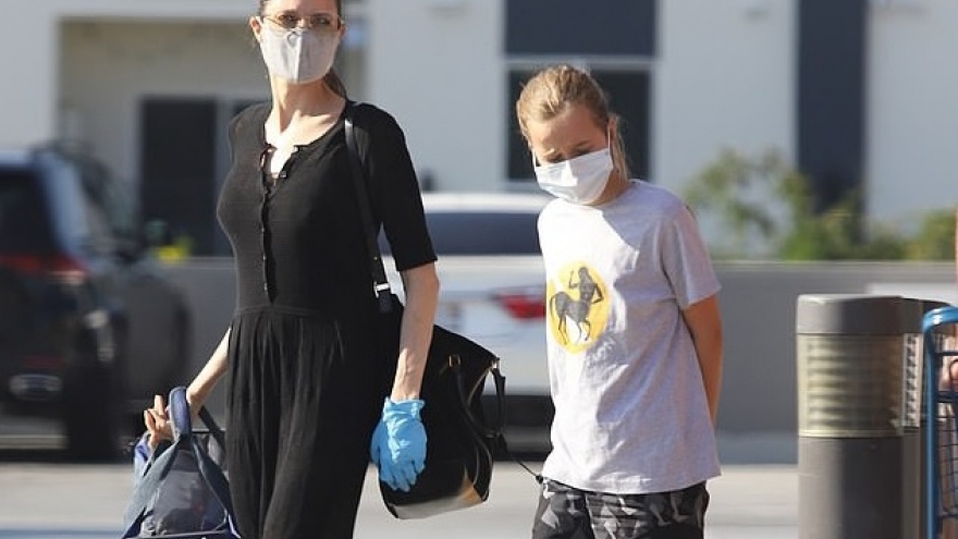 Angelina Jolie thon thả xuống phố mua đồ cùng con gái cưng