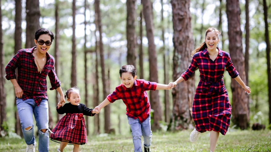 Gia đình Khánh Thi mặc ton sur ton, vui chơi khám phá Đà Lạt