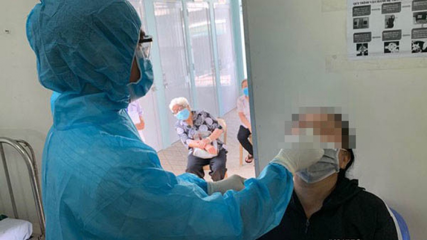 Da Nang isolation area sees thousands have samples taken for COVID-19 test