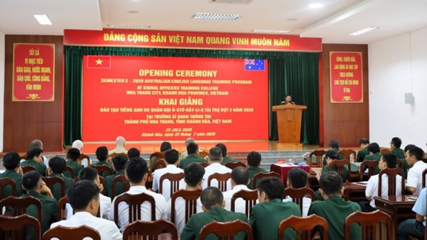 Australia-sponsored English course opens for Vietnamese soldiers