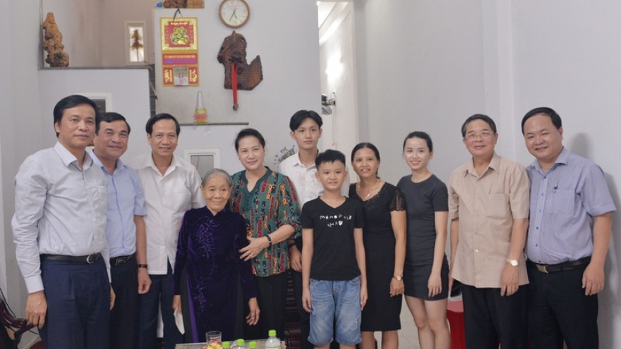 Chủ tịch Quốc hội thăm, tặng quà các mẹ Việt Nam Anh hùng