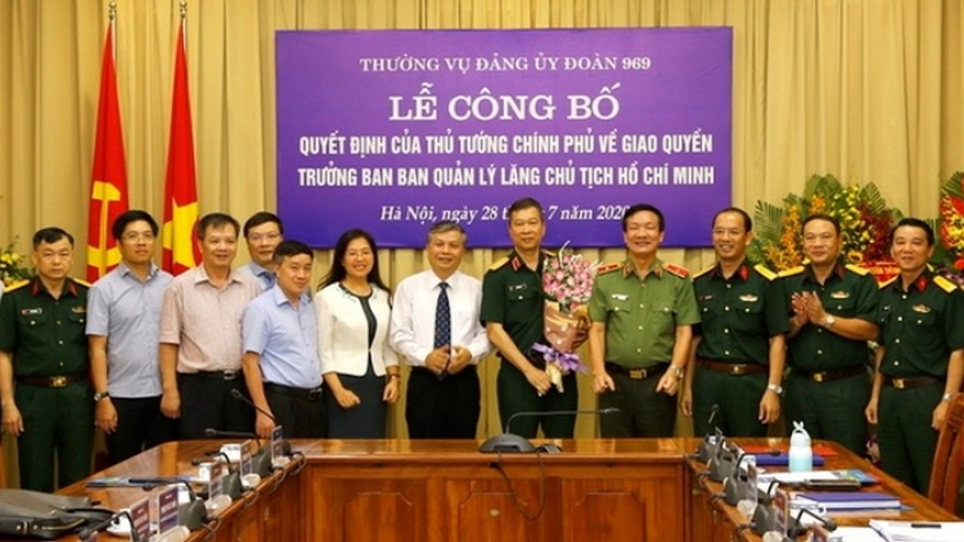 Trao quyết định cho quyền Trưởng ban BQL Lăng Chủ tịch Hồ Chí Minh