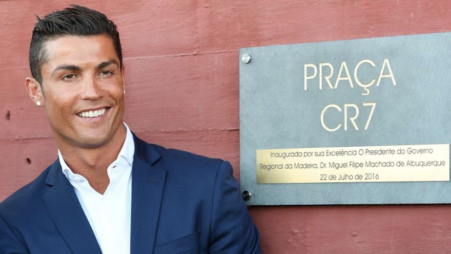 Ronaldo là tỷ phú bóng đá đầu tiên trên thế giới