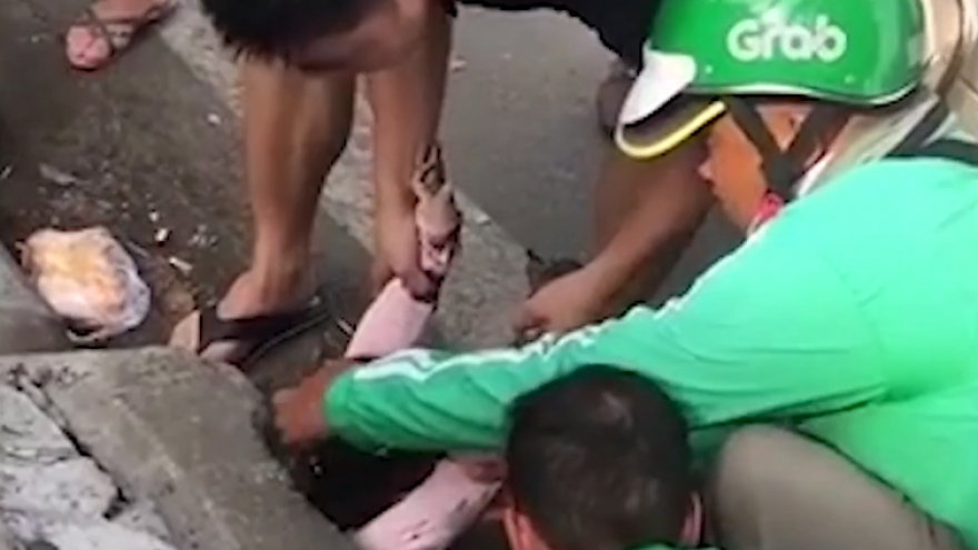 Video: Cứu cháu bé bị rơi xuống ống cống ở Hà Nội