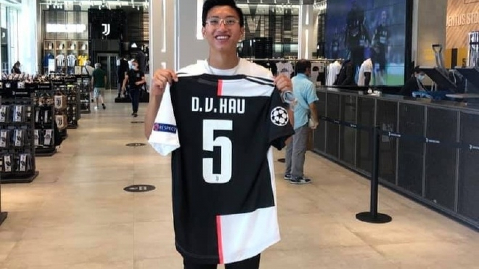Đoàn Văn Hậu sang Italia du lịch, tới thăm đại bản doanh Juventus