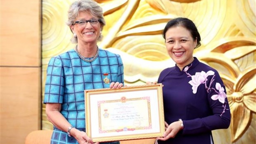Friendship insignia presented to Spanish Ambassador
