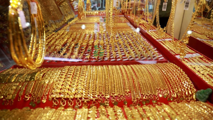 Gold prices break VND55 million ceiling to reach record high