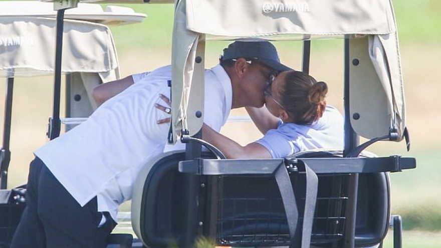 Jennifer Lopez và bạn trai hôn nhau ngọt ngào khi đi chơi golf