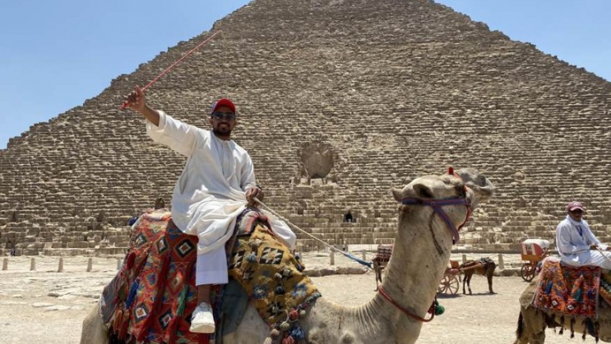 Du khách tới thăm Kim Tự Tháp Giza thưa thớt