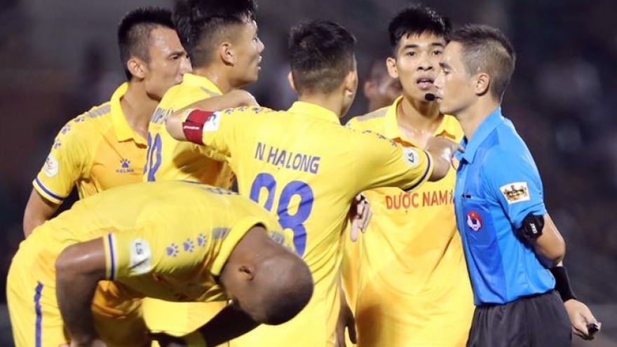 Bức xúc trọng tài, lãnh đạo Nam Định dọa bỏ V-League 2020