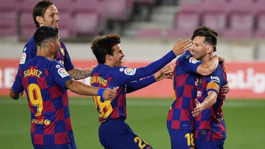HLV Setien khen Griezmann trong ngày Messi cán mốc 700 bàn thắng