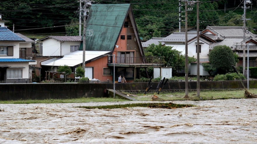 Hàng nghìn hộ dân ở Nhật Bản bị cô lập vì mưa lũ