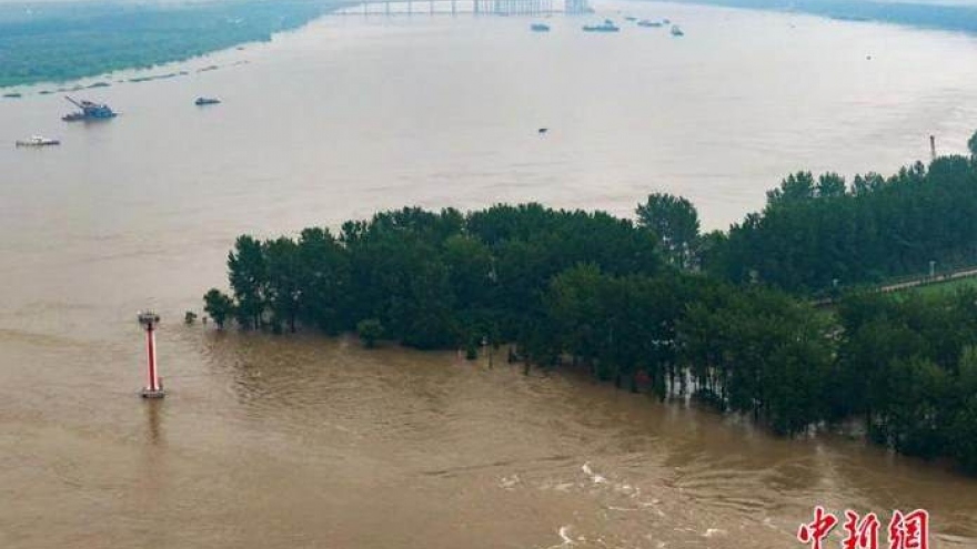 Trung Quốc phá huỷ một con đập để giảm áp lực mưa lũ