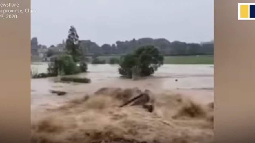 Video: Cảnh tượng mưa lũ xối xả trên sông Dương Tử cuốn trôi cả máy cẩu