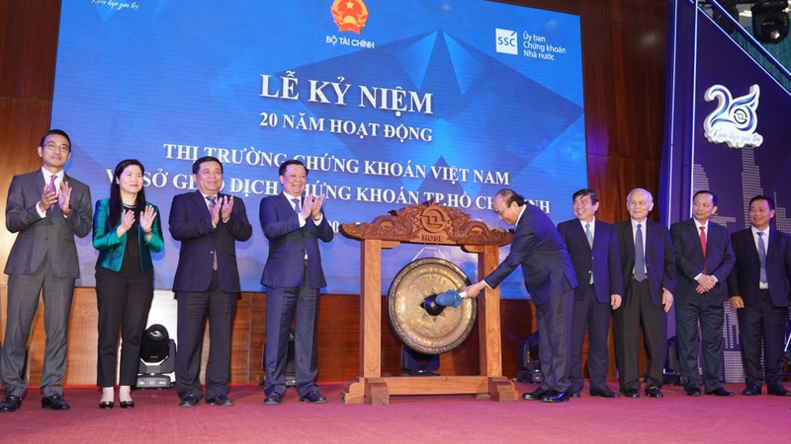 Thủ tướng: Đưa thị trường chứng khoán Việt Nam thành điểm đến toàn cầu