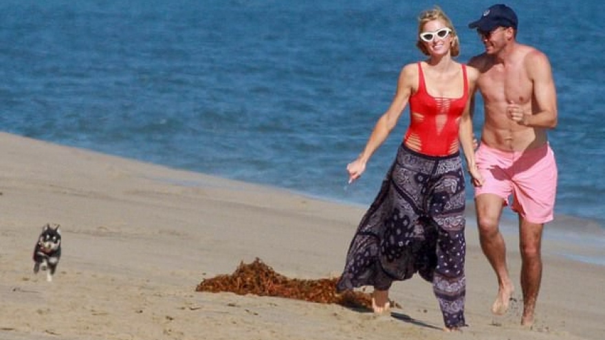 Paris Hilton mặc áo tắm đỏ rực, ngọt ngào ôm hôn bạn trai trên bãi biển