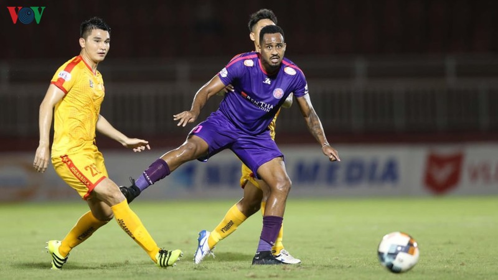 Clip: Bản năng "sát thủ" của tiền đạo ghi nhiều bàn nhất V-League 2020