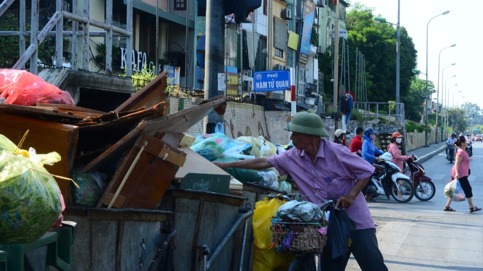 Dân chặn bãi rác Nam Sơn, rác thải ùn ứ trong nội thành bốc mùi xú uế