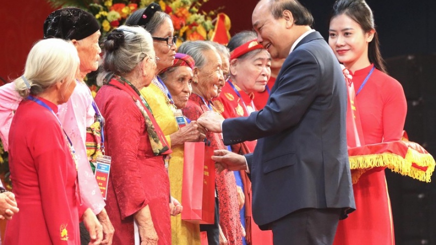 Thủ tướng gặp mặt 300 đại biểu Mẹ Việt Nam Anh hùng toàn quốc