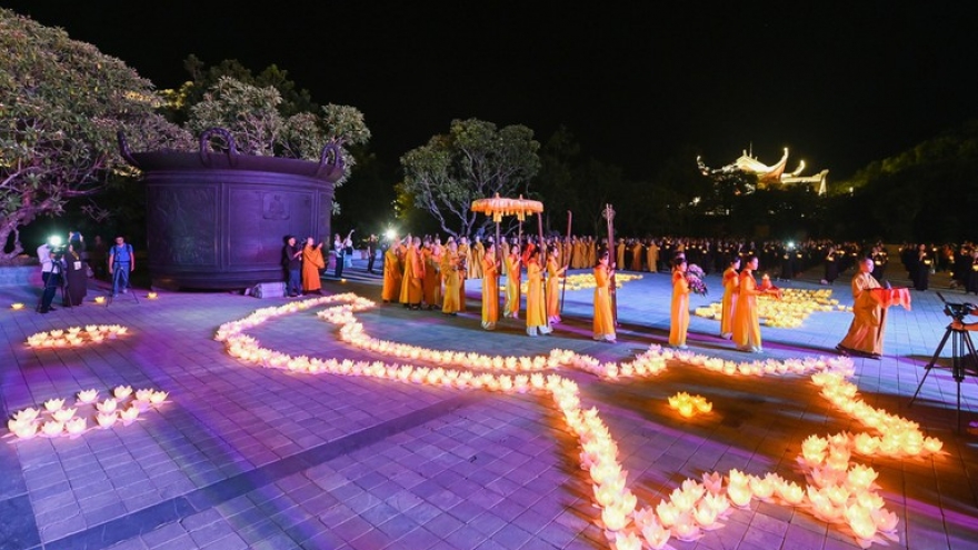 Lotus-shaped lanterns form Vietnamese map in tribute to fallen soldiers