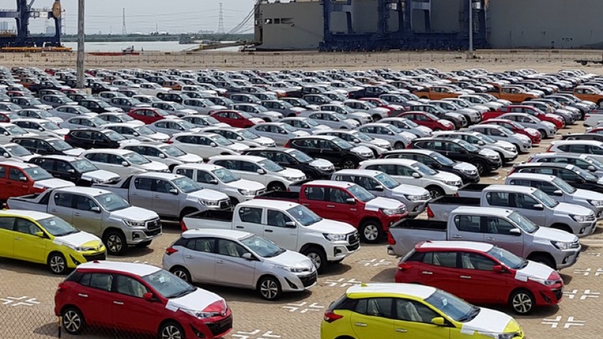 Lượng ô tô nhập khẩu về Việt Nam tiếp tục “lao dốc” 