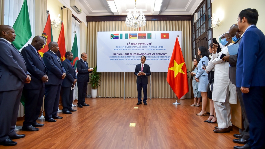 Việt Nam trao tặng vật tư y tế hỗ trợ các nước châu Phi