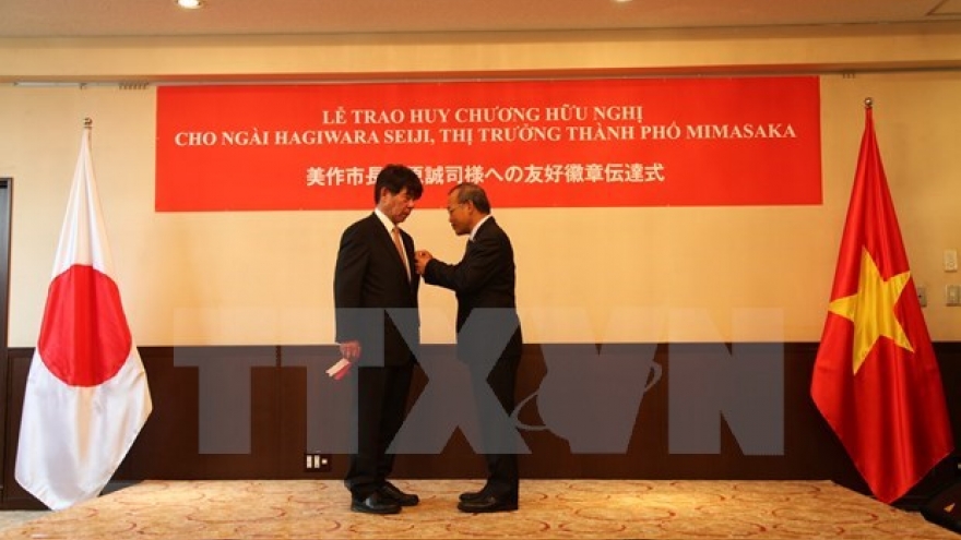 Japanese governor honoured with Vietnam’s Friendship Medal