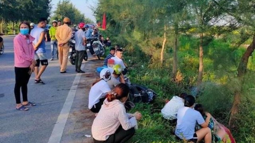 Nam thanh niên tử vong bên lề đường