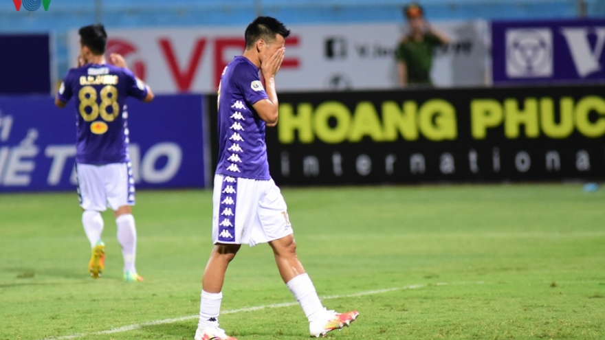 VIDEO: 2 pha bỏ lỡ không tưởng của Văn Quyết trước khung thành Sài Gòn FC