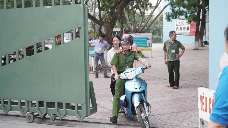 Những hình ảnh ấn tượng trong 2 ngày thi vào lớp 10 THPT tại Hà Nội