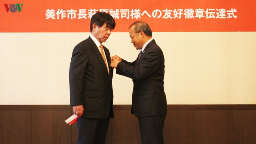 Việt Nam trao Huy chương Hữu nghị cho Thị trưởng Mimasaka, Nhật Bản