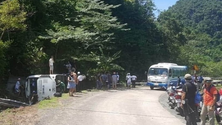 9 người chết trong vụ lật xe khách tại Quảng Bình