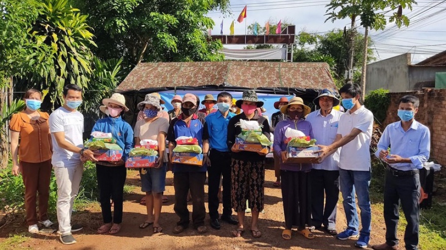 Hỗ trợ nhu yếu phẩm cho bà con vùng cách ly bạch hầu ở Đắk Lắk