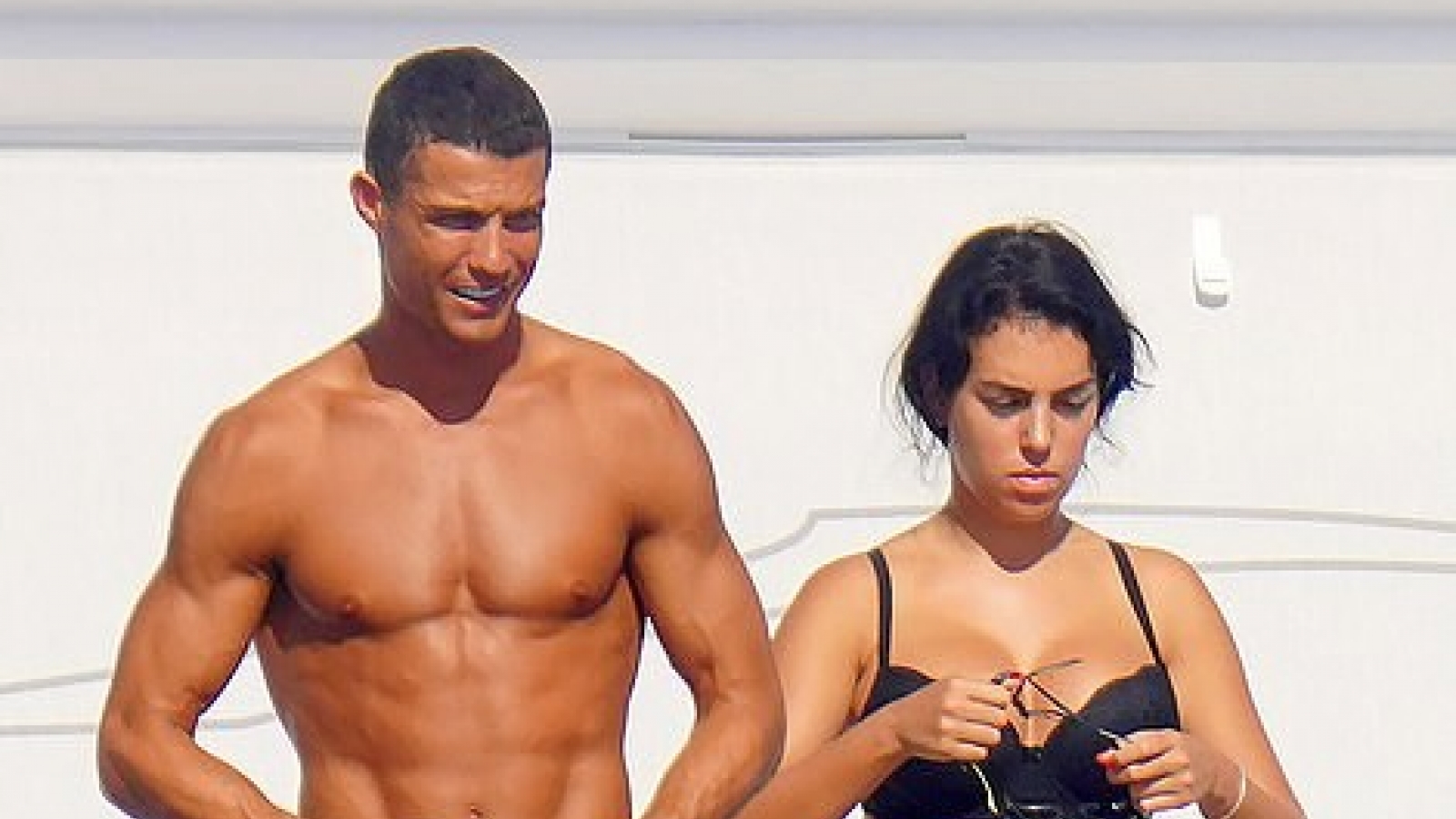 C.Ronaldo và bạn gái nóng bỏng thỏa sức nô đùa trên du thuyền sang chảnh
