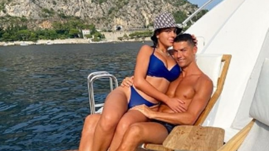 C.Ronaldo và bạn gái nóng bỏng tình tứ trên du thuyền sang trọng