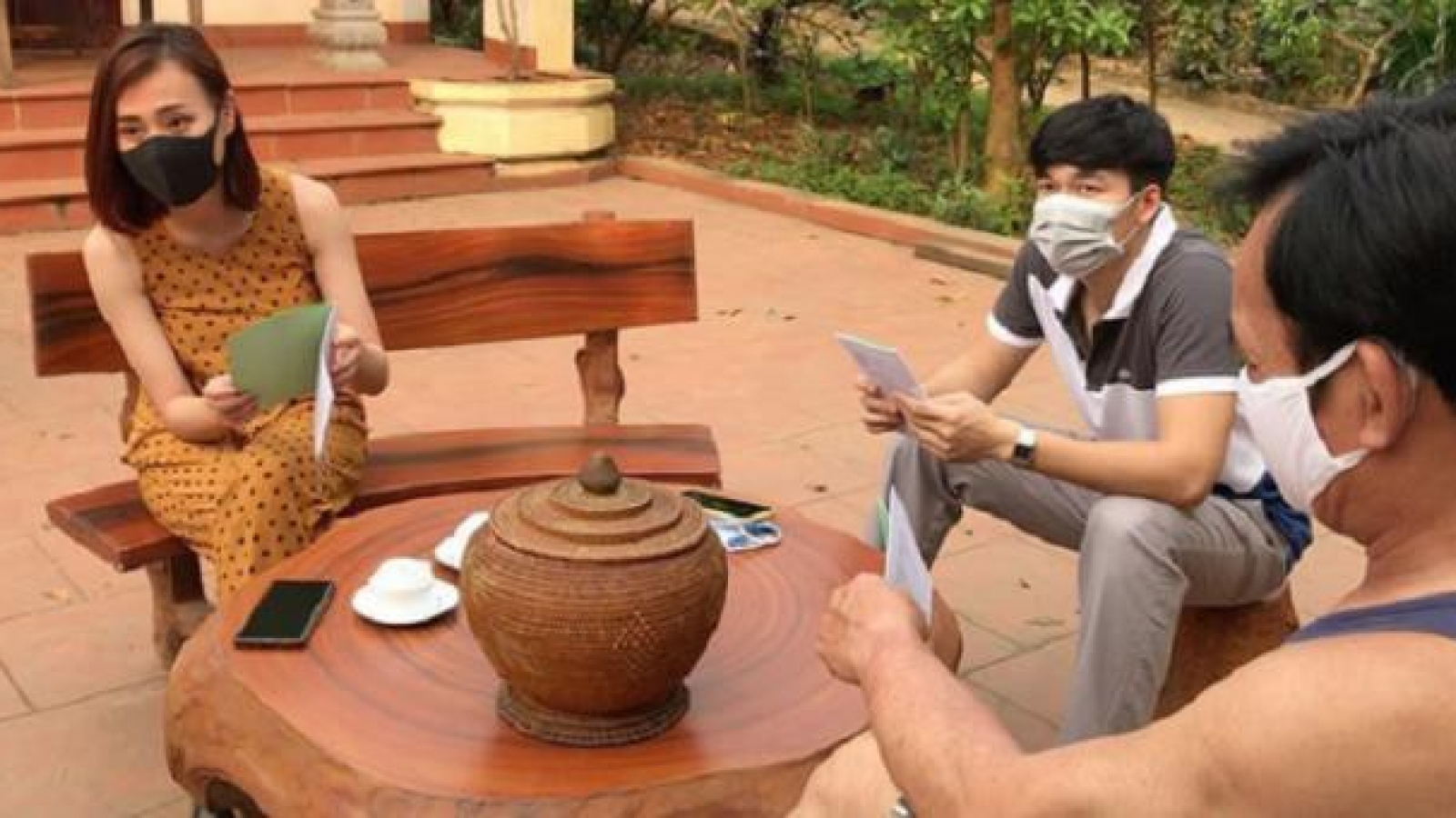 Đóng phim mùa Covid-19: Súc họng, xịt sát khuẩn lên người sau cảnh nóng