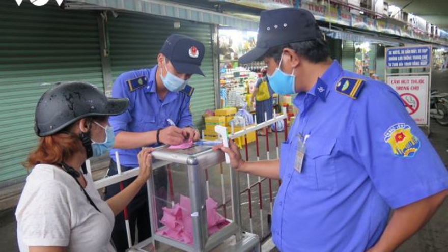 Đà Nẵng trong ngày đầu tiên người dân đi chợ dùng thẻ để ngừa Covid-19