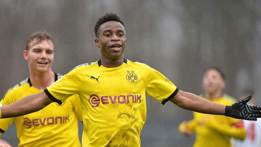 Erling Haaland ngả mũ thán phục “thần đồng” 15 tuổi của Dortmund
